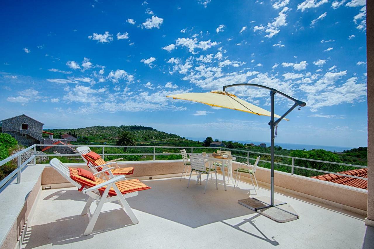 Betini Apartments - Authentic Island Escape Komiža Exterior foto