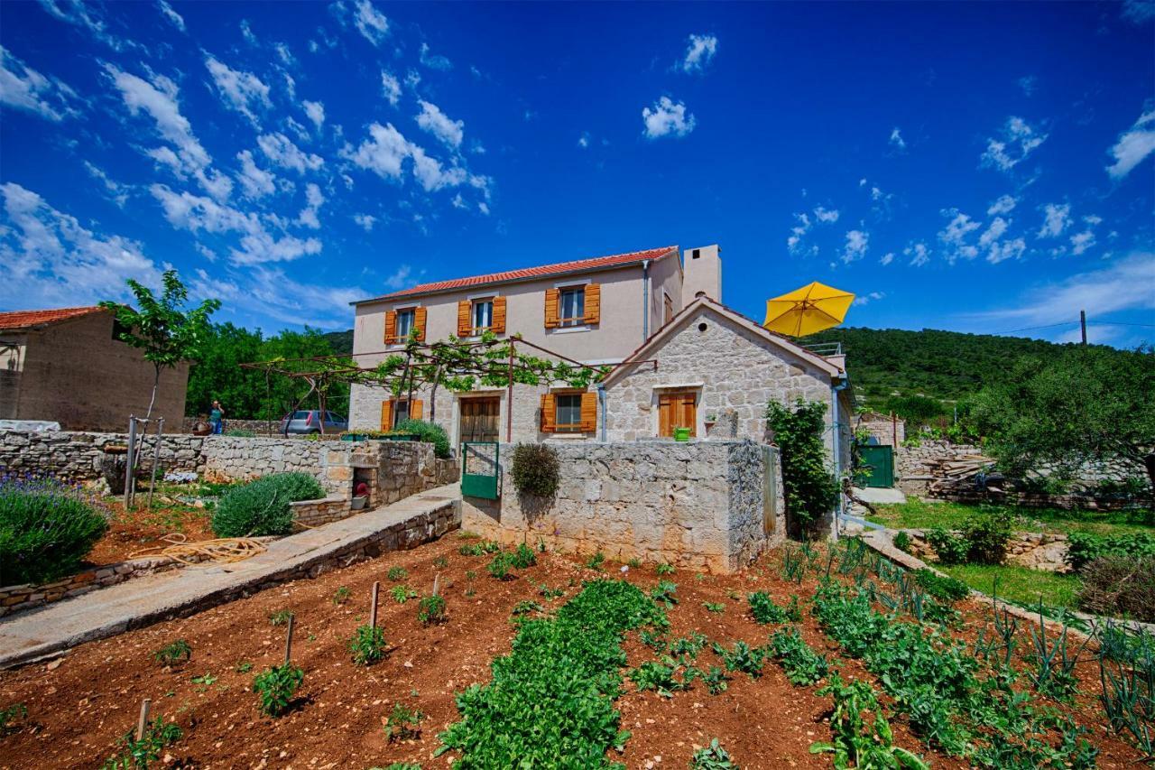 Betini Apartments - Authentic Island Escape Komiža Exterior foto